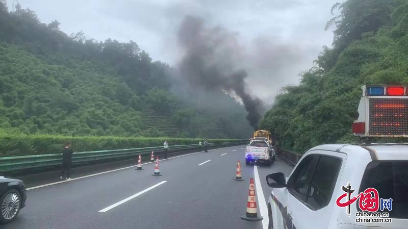 車輛失火 高速交警緊急出動(dòng)排除險(xiǎn)情