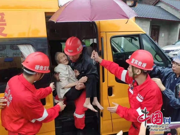 四川多支救援力量抵达震中开展抢险救援 已转移安置群众6904人