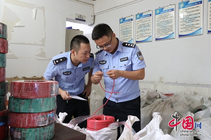 喬裝打扮賣“歪貨” 民警循線抓團夥