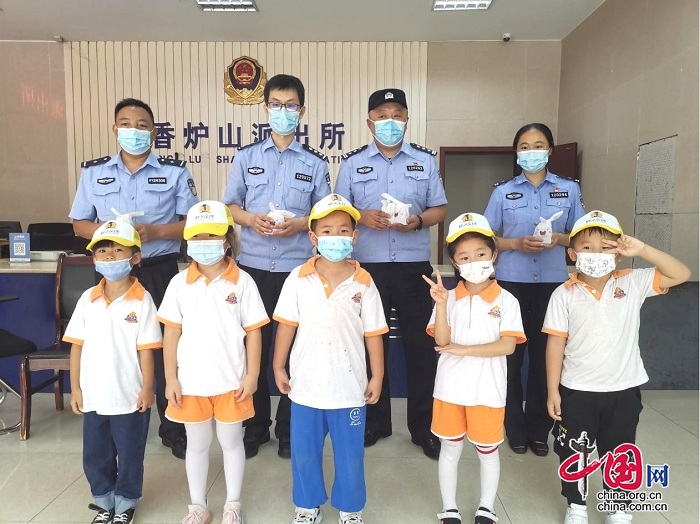 中秋佳節！幼兒園小朋友給民警送月餅 