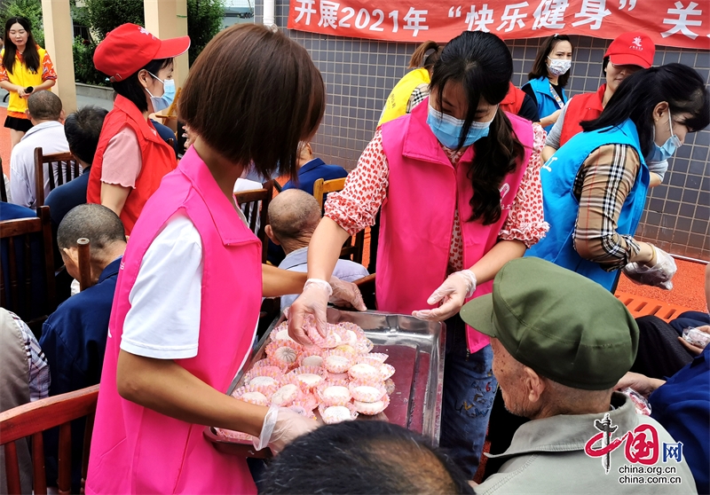 瀘州納溪：打糍粑做月餅 敬老院里笑聲甜