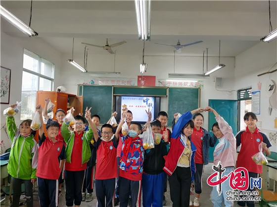 綿陽江油市三合鎮逸夫小學舉行關愛留守兒童活動