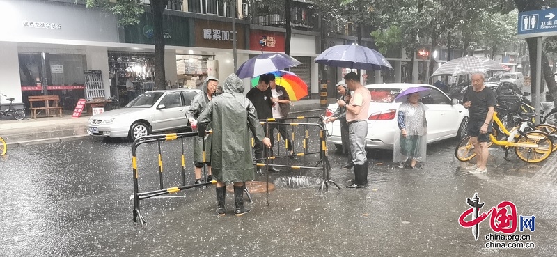 锦江区书院街街道闻汛而动，全力以赴做好防汛抢险工作