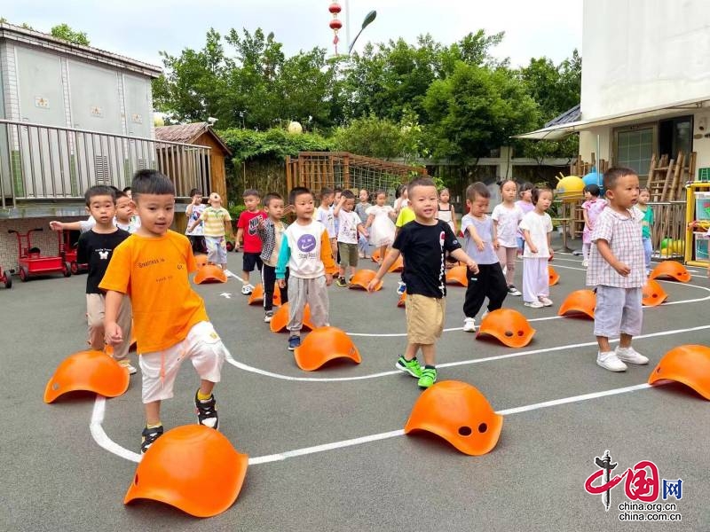 樂山市實驗幼兒園高新分園：活力早操 “研”值線上