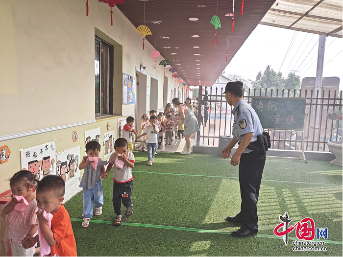 民警帶幼兒園娃娃做安全演練