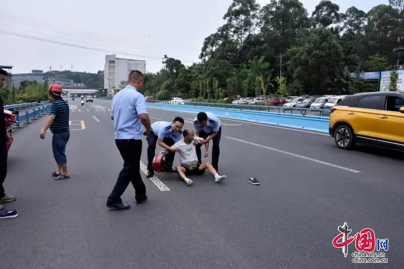 樂山民警出差途中果斷救助車禍傷者