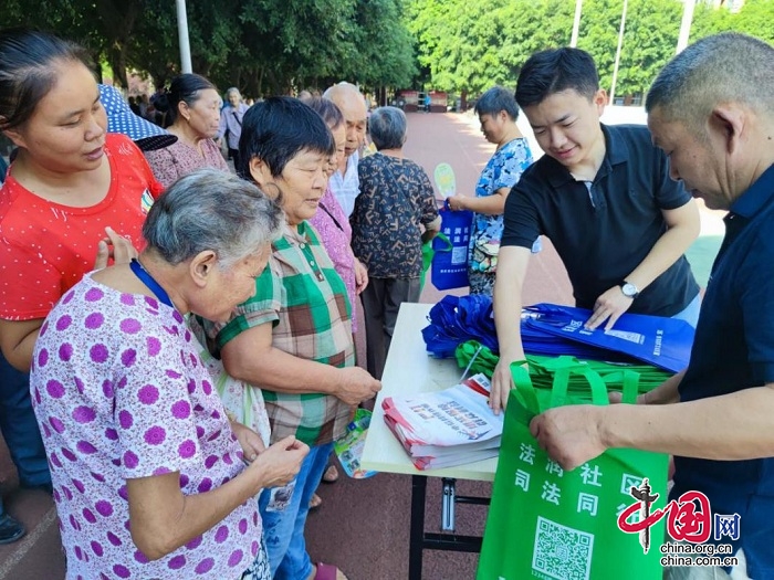 重慶江北區魚嘴鎮開展優化營商環境法治宣傳活動