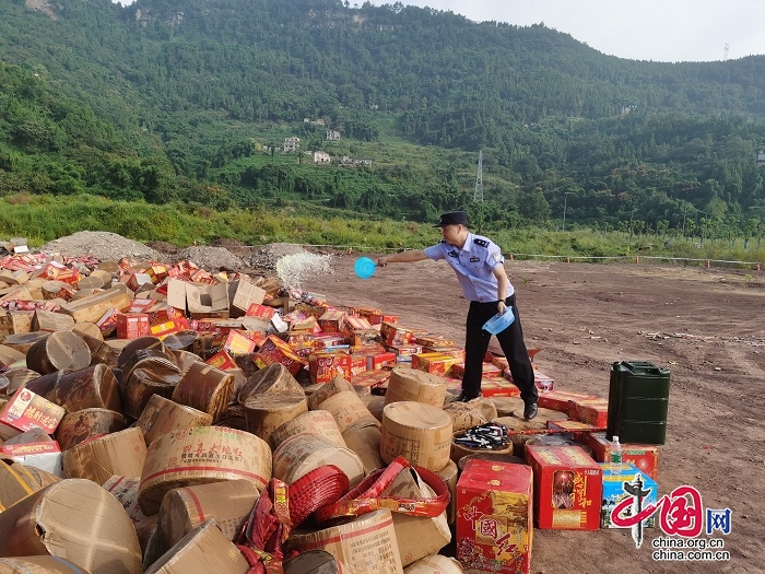 重慶萬州公安集中銷毀數千件非法煙花爆