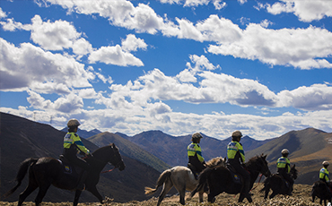 女子騎警隊奔赴“康巴第一關” 折多山上又添一國慶“最美堅守線”