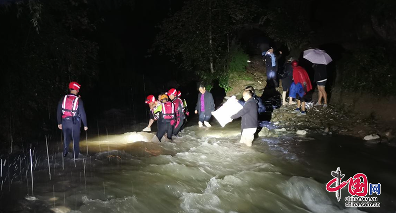 四川青川遭遇暴雨 河水淹沒道路 12名群眾被消防深夜救出