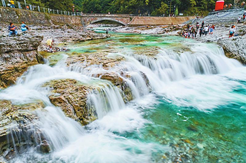 光雾山迎来国庆大假旅游高峰