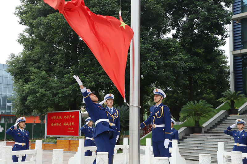 遂宁市消防救援支队举行国庆升旗仪式