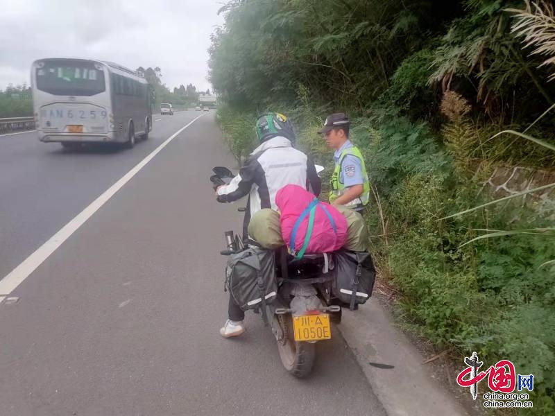 國(guó)慶摩友自駕游 汽油耗光高速停