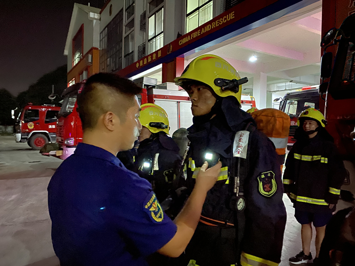 大英县文体路消防救援站开展夜间闻警出动及酒精测试