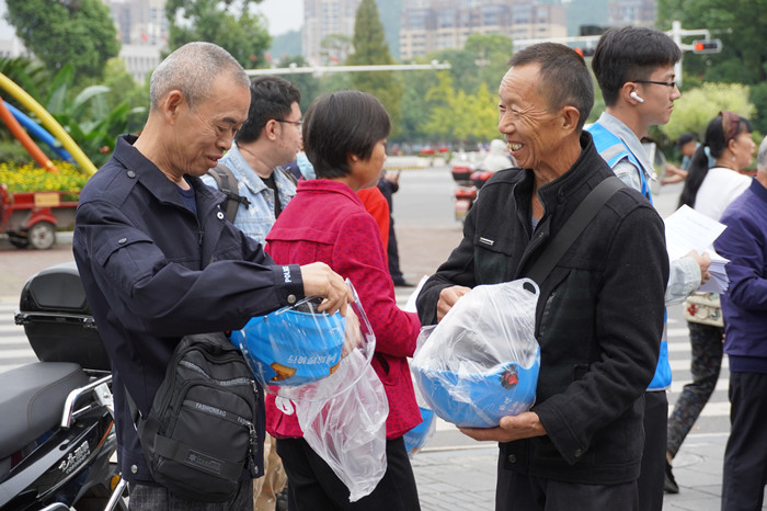 遂宁：免费向市民发放1000个头盔 街头涌现“蓝色风景线”