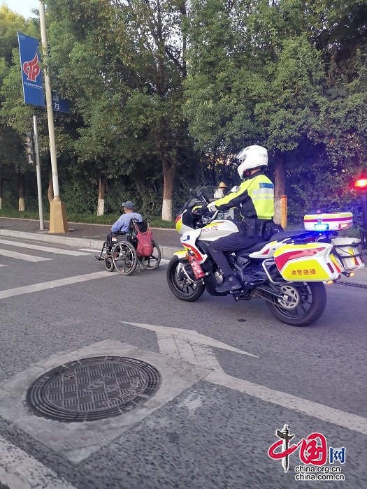 輪椅老人車流中穿行，涪陵公安驍騎隊員暖心護送