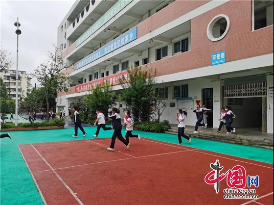 成都市龍泉七中舉行人民防空疏散演練以及學生三防技能演練