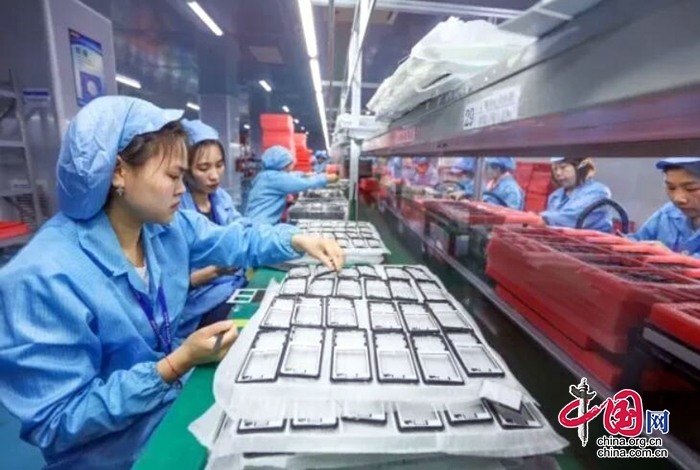 遂宁摩天时代科技有限公司工人正在加快生产蓝牙耳机与手机