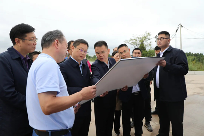 遂宁市委、市政府领导督导调研全市学校建设工作