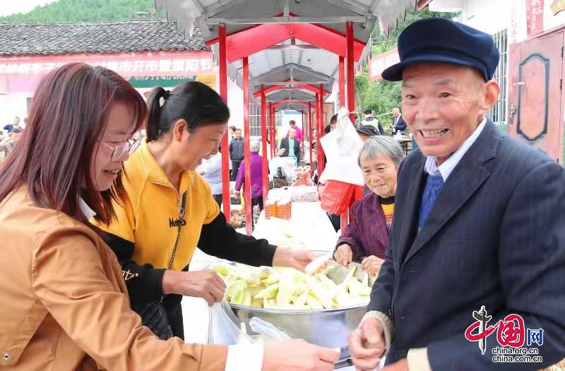 助农增收 西充县亭子垭村“乡村集市”开市