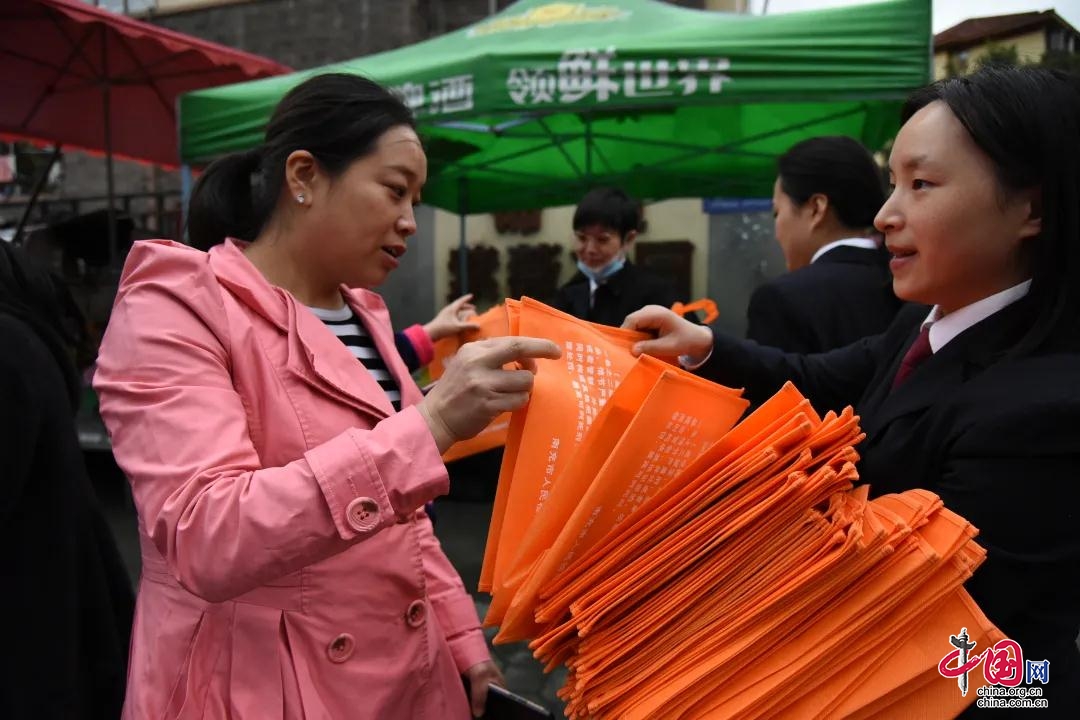 送法进社区 南充市检察院检察官反诈防诈宣传暖民心