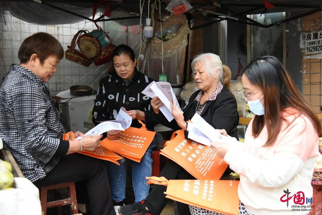 送法进社区 南充市检察院检察官反诈防诈宣传暖民心