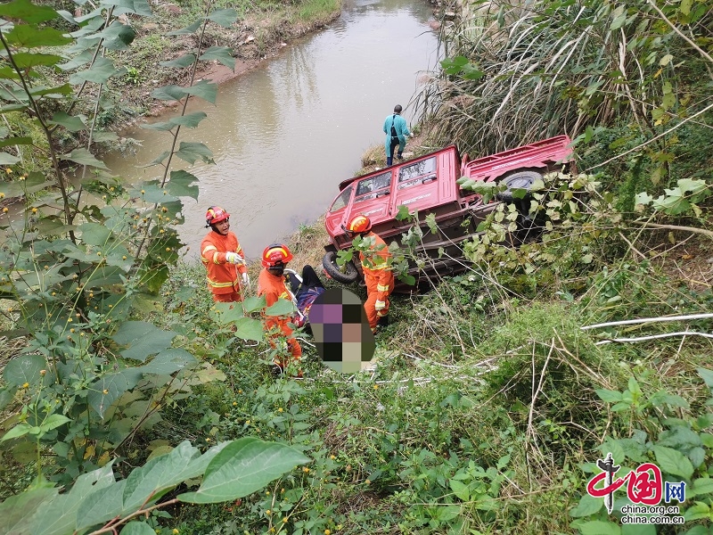 雨霧天路滑致三輪車側翻 德陽消防緊急救援