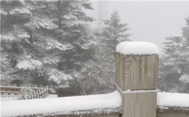 金秋十月 西岭雪山降下成都第一场雪