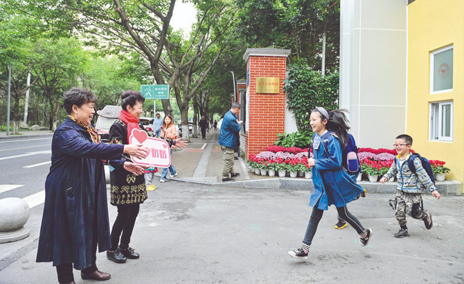 发端于社区治理，延伸出爱的接力 “共享奶奶”专接“别人家孩子”