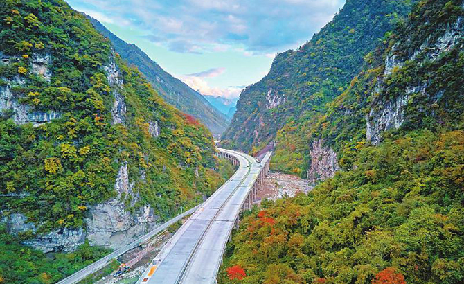 九绵高速穿行在平武的高山峡谷间