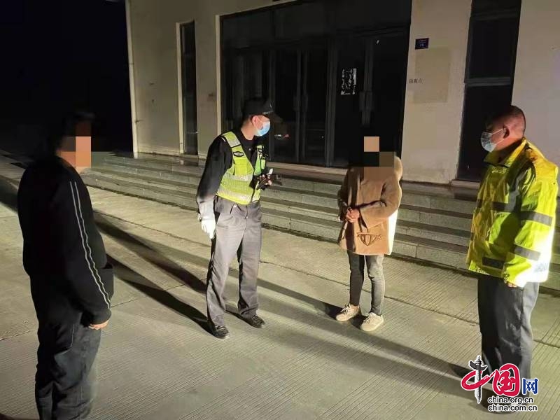 粗心丈夫將妻子落在服務區 高速公安及時出警救助