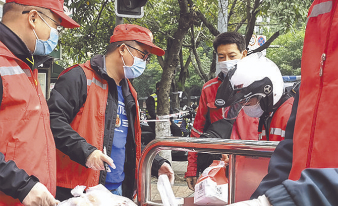 志愿者冲在第一线，居民也加了进来——“与其在家隔离待到 不如为大家做点事”