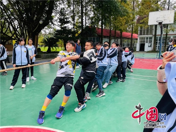都江堰市光亞學校中學部舉辦拔河友誼競爭賽