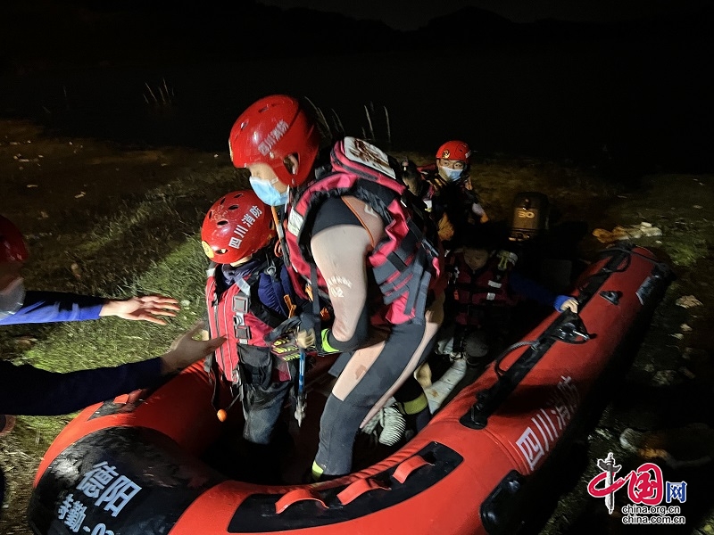 7人户外旅行被困水库 德阳消防紧急救援