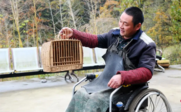 广元朝天残疾人何应坤：巧手编出美好生活