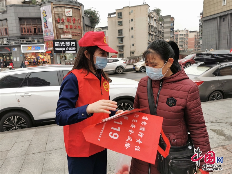 瀘州納溪：119消防安全日 志願者街頭送“溫暖”