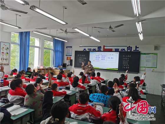 綿陽江油市勝利街小學開展四年級語文組教研活動
