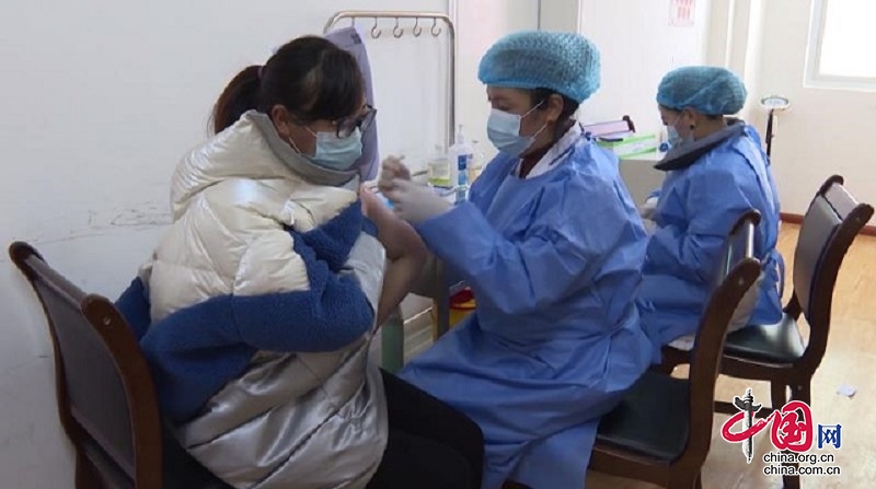 新龙县新冠疫苗"加强针"开打 筑牢免疫屏障 - 甘孜州