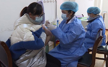 新龙县新冠疫苗“加强针”开打 筑牢免疫屏障