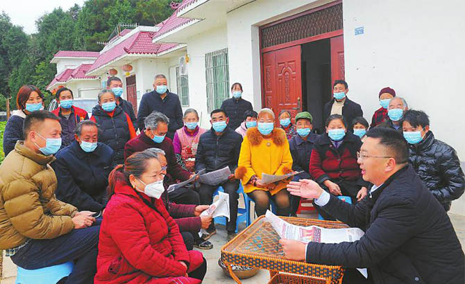 南江县高塔镇镇政府干部在新华村团包梁居民聚居点