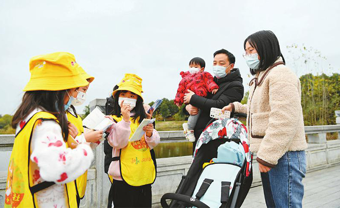 “小小城市体验官”打卡城市公园