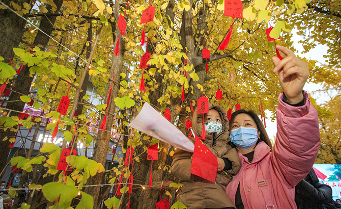 成都又有四地降为低风险地区 手舞国旗、挂祝福卡市民花式庆祝解封