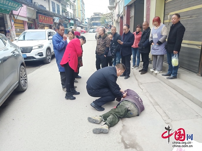 獨(dú)居老人醉酒躺臥馬路 民警緊急救助送其回家