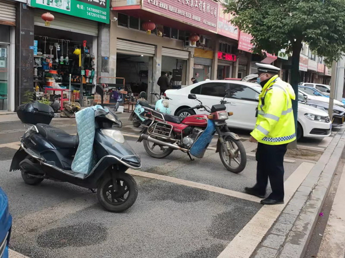 整治群众最不满意10件事|大英交警严查商家私自占用公共停车位违规行为