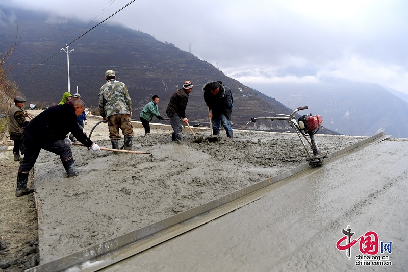 汶川：加快高半山通村道路改造提升工程建設