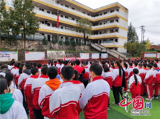 綿陽市大康小學持續開展“國旗下展示”活動