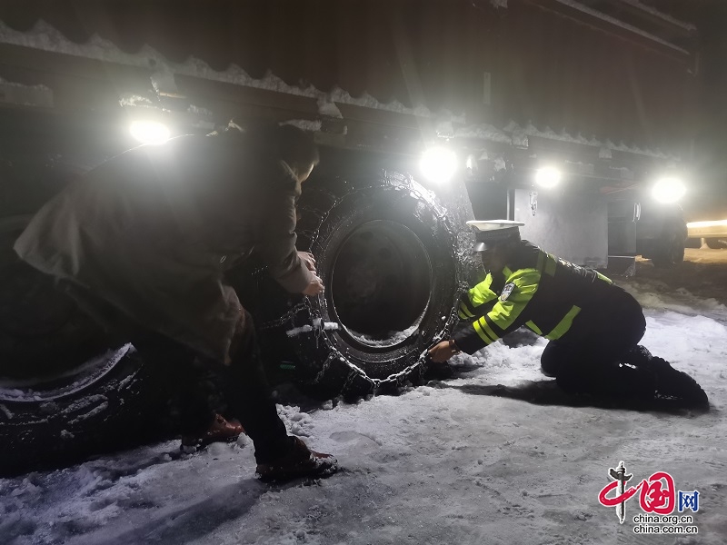 深夜暴雪、车辆被困 九龙交警跪救援