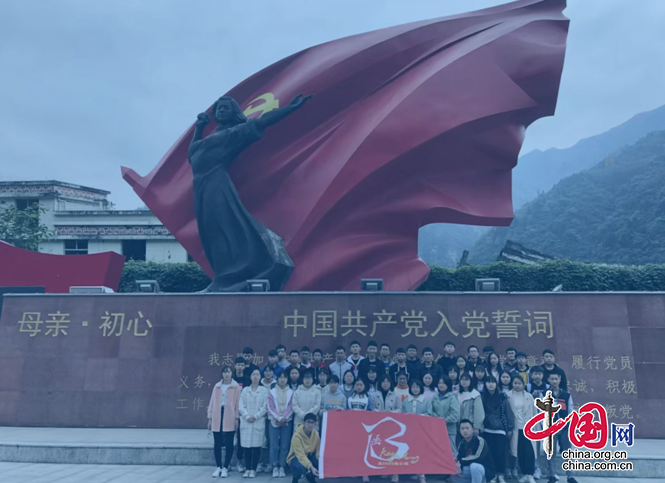 四川省南充龙门中学构建“五位一体”思想政治教育体系