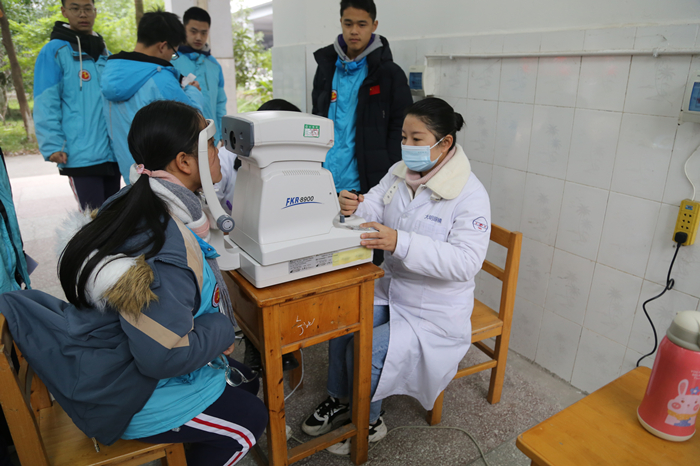 射洪中学校认真开展学生视力监测工作