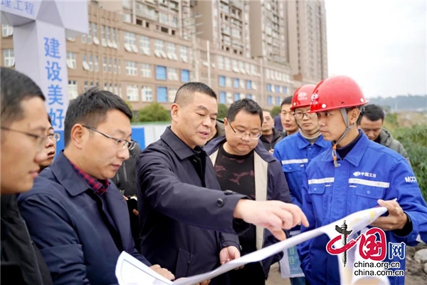 雨城區委書記高福強督導項目建設情況並開展青衣江巡河工作